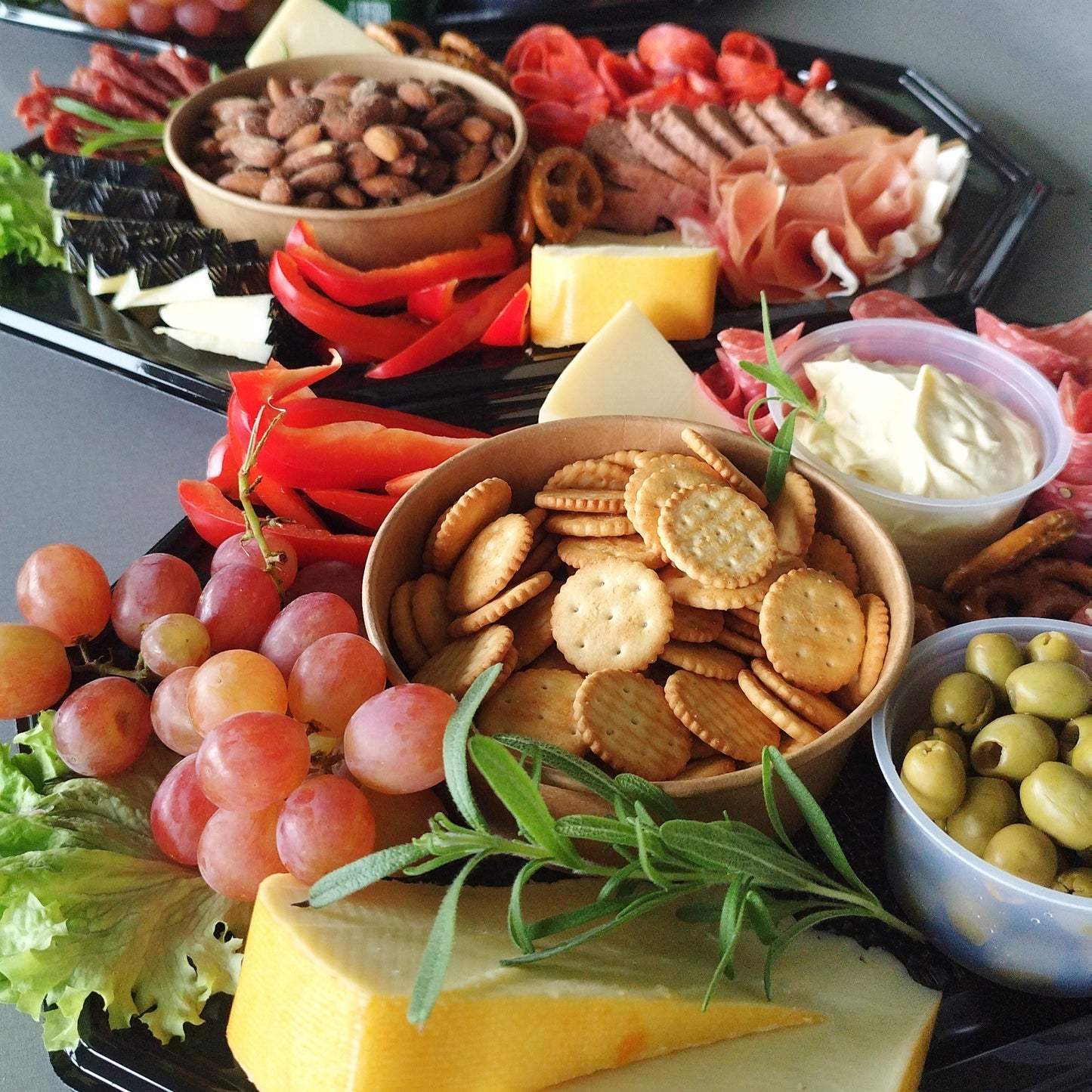Luksus tapas snack boards. Incl. brød, kiks og dip.