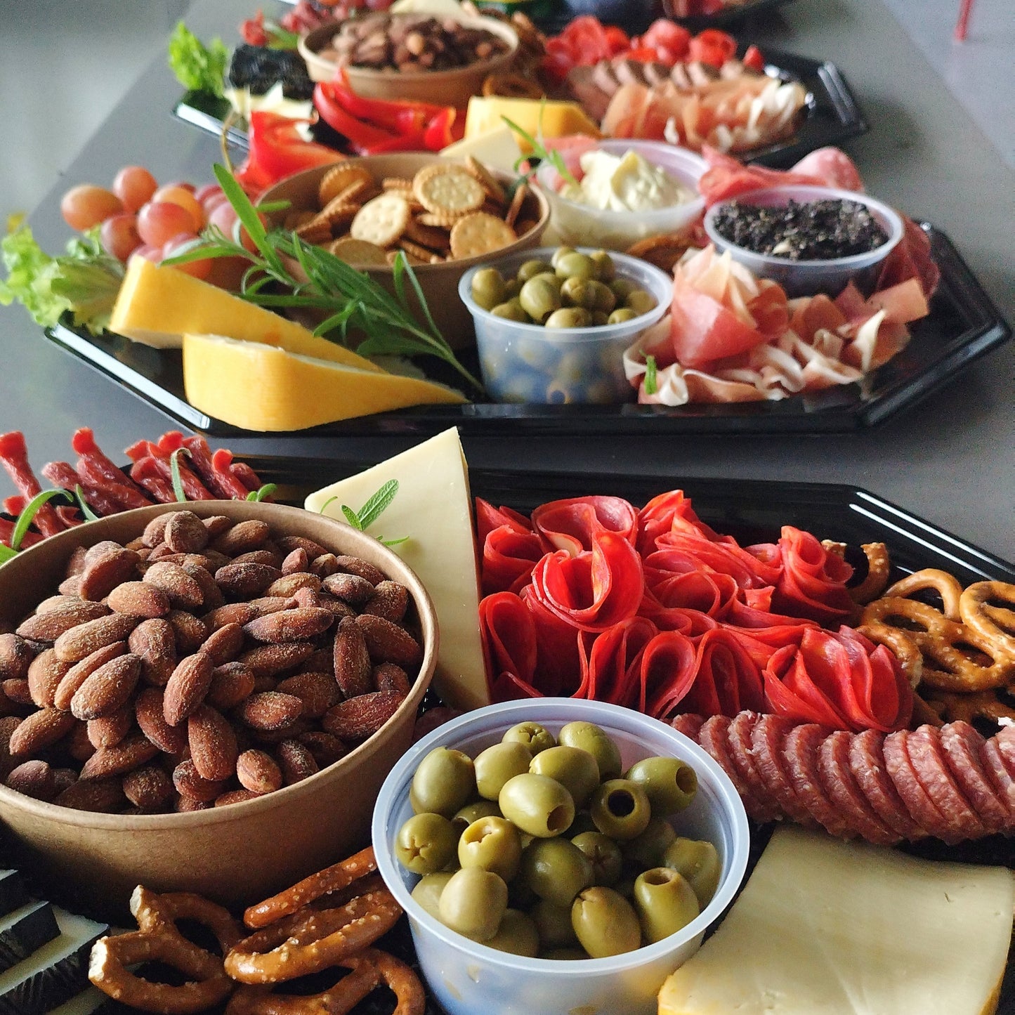 Luksus tapas snack boards. Incl. brød, kiks og dip.