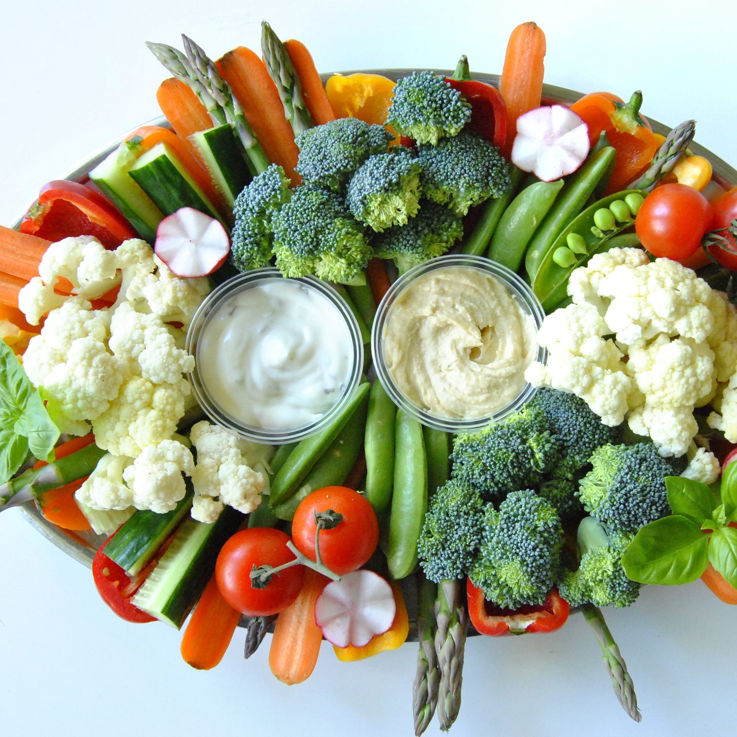 Crudite platter med lækre, sprøde grønsager. 2 valgfrie dips.