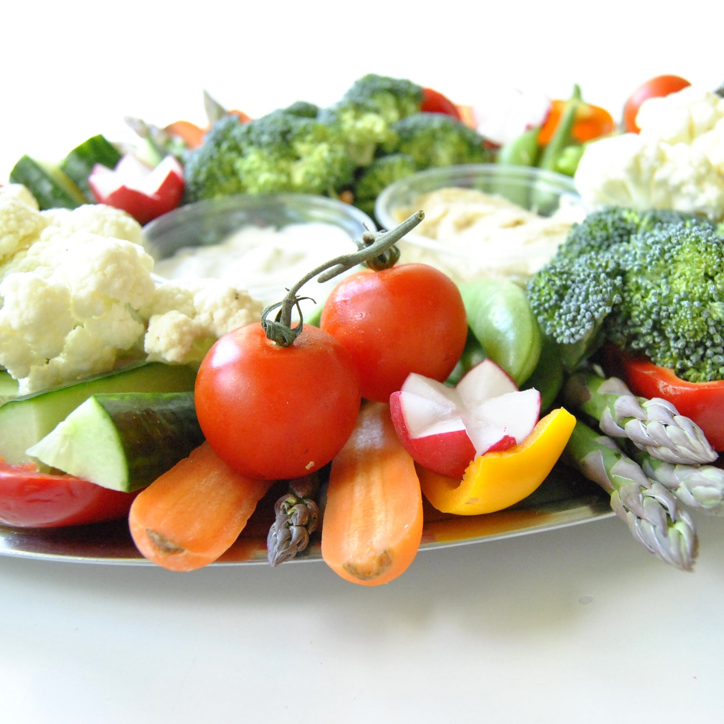 Crudite platter med lækre, sprøde grønsager. 2 valgfrie dips.