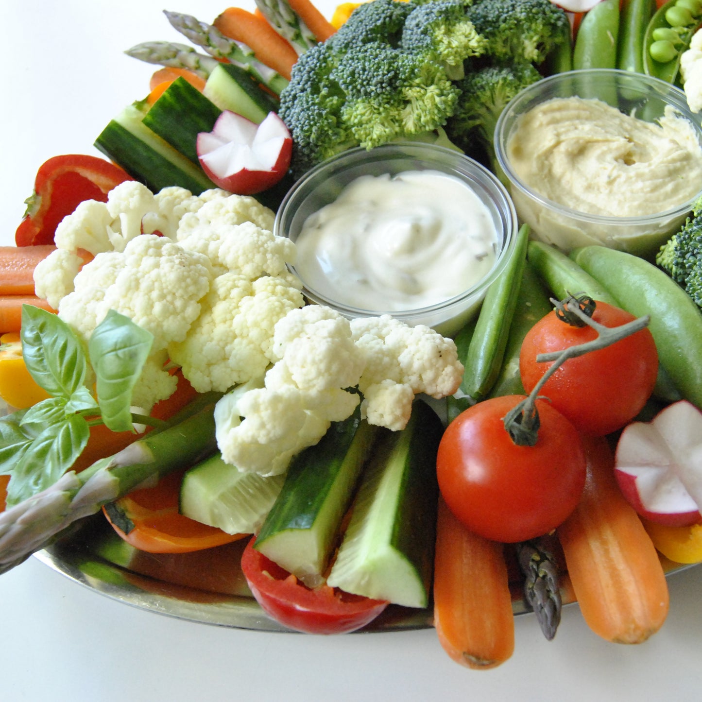 Crudite platter med lækre, sprøde grønsager. 2 valgfrie dips.