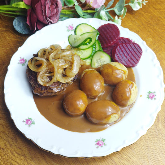 Dansk bøf med bløde løg, mormorsovs og surt