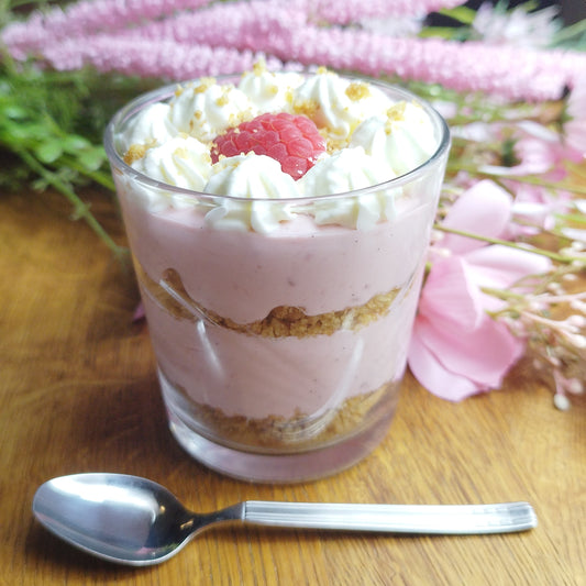 Hindbærmousse med crumble og flødeskum.