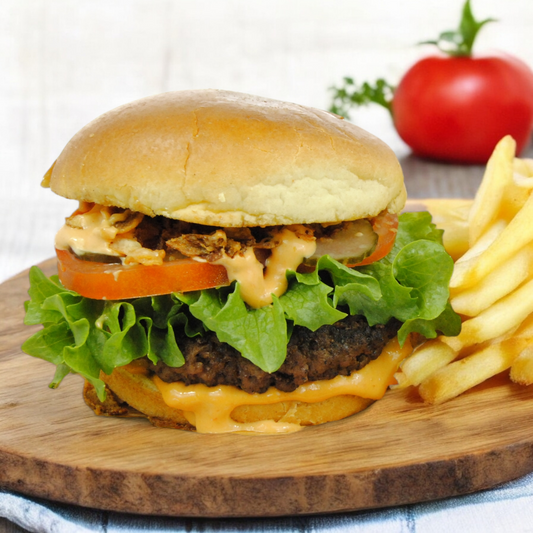 Jumboburger stor med 200g. hakkedreng og pommes.