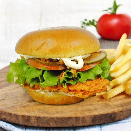 Crispy kyllingeburger med paneret kyllingefilet , chilimayo og pommes.